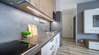 Štýlový kompletne zariadený 2izb byt s balkónom a parkovaním - 8