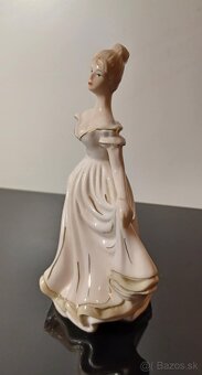Porcelánová stará soška dáma - 8