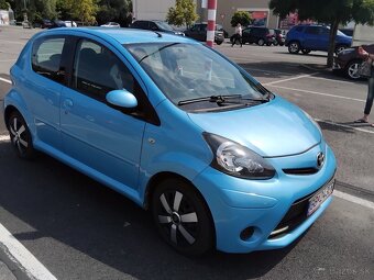 TOYOTA AYGO 1.0 Benzín svetlomodrá metalíza 5-dverí - 8