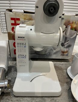 Nový kuchynský robot Bosch MUM 4406 - 8