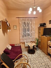 Rodinný dom s terasou, 2 garáže a veľký dvor - 8