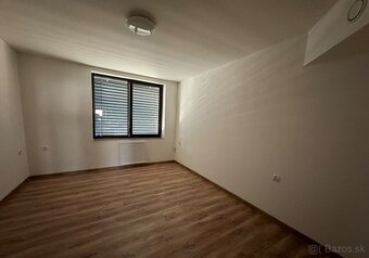 Krásny, 4 izbový rodinný dom s garážou - Horné Saliby. - 8