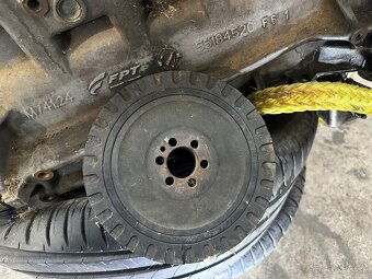 Predám motor na Alfa Romeo 2.4 - 8