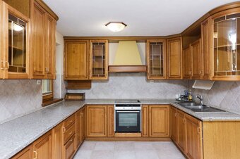 NA PREDAJ -MESTSKÁ 2- GENERAČNÁ VILA -TOPASOVÁ UL. - 8