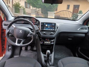 Peugeot 208 - 8