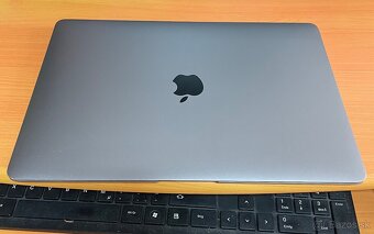 Predám MacBook Air 13” 2019 - 8