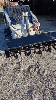 Univerzálni mini nakladač - 8