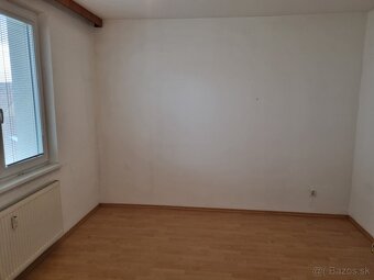 Priestranný 3-izbový byt s loggiou v centre Senca - 8