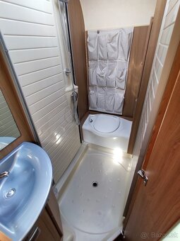 Plne sebestačný karavan Bürstner Belcanto s množstvom nadšta - 8