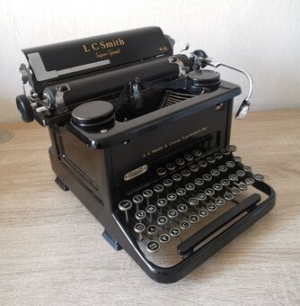 Starožitný písací stroj LC Smith Super Speed z roku 1937 - 8