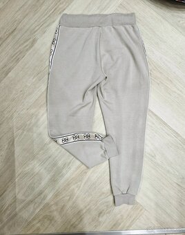 Guess tmavo cervene a svetle khaki logovane nohavice teplaky - 8