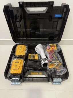 Nová sada Dewalt DCF922P2 - rázový utahovák - 8