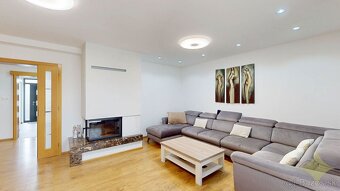 Priestranný dvojpodlažný 6-izbový rodinný dom v Malom Lapáši - 8