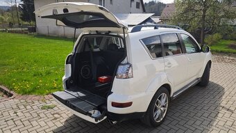 Mitsubishi Outlander 2.2 / diesel / 4x4 SUV / 7.miestne - 8