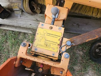 Zametacia kefa so zbernou nádobou - 8