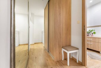 EXKLUZÍVNE: Jedinečný 2-izbový byt s 3 balkónmi, 2 veľkými p - 8