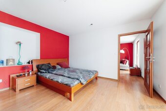 Priestranný 2 izbový byt - s veľkoformátovími oknami - 8