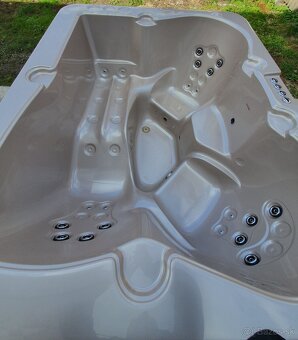 Hranatá akrylátová vírivka ECO Mini - 8