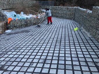 STAVEBNY PRACOVNIK EXTERIER - 8