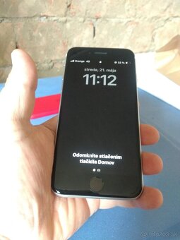 Apple iPhone SE (2020) - 8