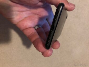Predám iPhone 7.32 GB. - 8