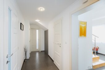 Jedinečná rodinná vila v meste Dolný Kubín s krásnym pozemko - 8
