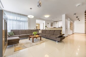 Luxusný rodinný dom v Trnave - nadčasový dizajn a perfektná  - 8