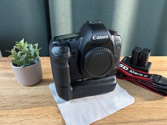 Canon 5D Mark II + grip + 2x batéria (super stav) - 8