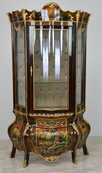 Zámecká vitrína zdobená bronzem - malovaná - 8