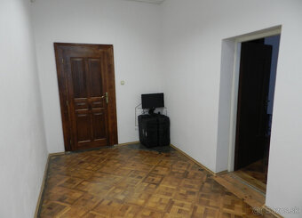 ✔️ 2 prepojené kancelárske miestnosti s parkovaním. - 8