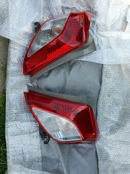 Zadne svetla toyota yaris 2011 - 8