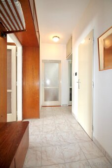 Na predaj 3 izbový byt s loggiou a balkónom v tehlovom bytov - 8