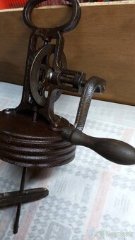 Starožitný liatinový mixér - 8