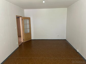 Priestranný 3-izbový byt s loggiou v centre Senca - 8
