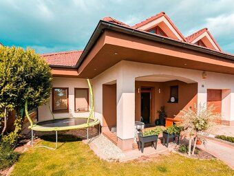 Kompletne zrekonštruovaný rodinný dom s garážou a bazénom - 8