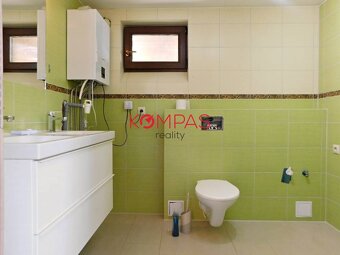 DOM SO ZÁHRADOU, DREVENÝM PRÍSTREŠKOM A PARKOVANÍM V OBCI LU - 8