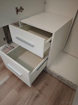 Predám trojdverovú šatníkovú skriňu s 2 šuflíkmi - 8