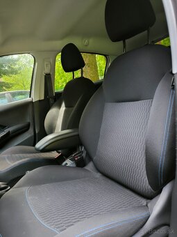 Peugeot 208 - 8