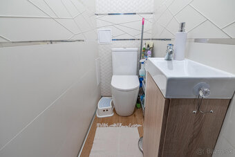 Na predaj 5 izbový poschodový rodinný dom s 2 garážou v Duna - 8