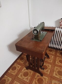 Predám šijací stroj zn.Minerva - 8