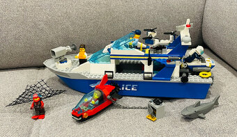 LEGO® City 60277 Policajná hliadková loď - 8