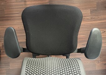 Ergonomická kancelárska stolička Herman Miller Celle - 8