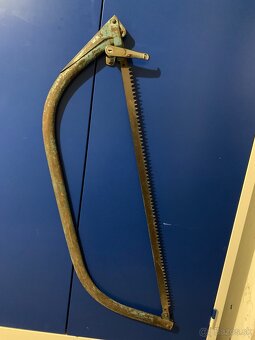 Staré ručné náradie – kosák, píly, sekera (zachovalé, na pre - 8