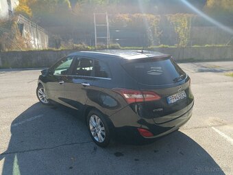 Hyundai i30 Combi 1.6 CRDi Premium – výborný stav, nová STK - 8