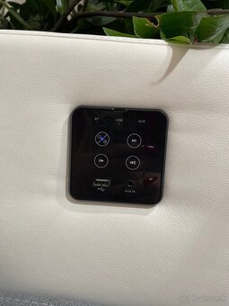 Moderná sedačka s LED osvetlením, Bluetooth a USB – TOP stav - 8