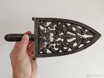 Velmi stará velká podložka pod starou žehličku. - 8