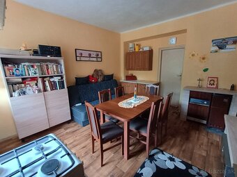 Rozkládací stôl a 6 mohutných stoličiek - 8