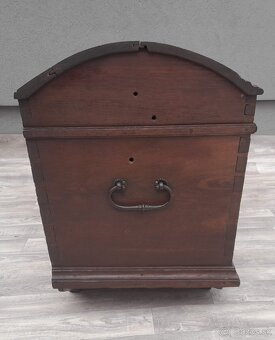 Truhlica dubová z roku 1812 . - 8