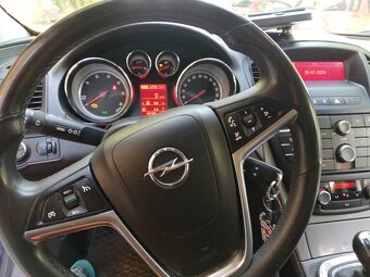Opel insignia st combi - 8