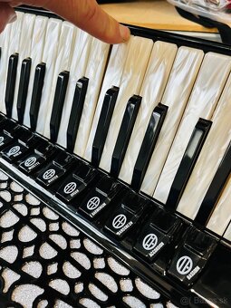 Predám profesionálny akordeón Borsini Wienna 374- 96 basový - 8